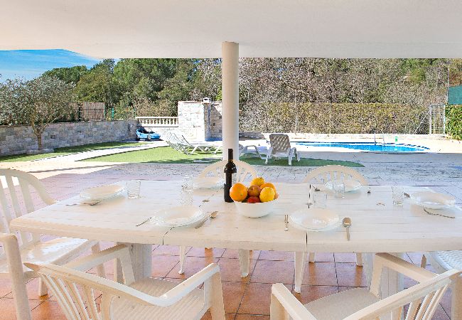 villa à Vidreres - 2BRIS01 - Maison avec piscine privée et 5 chambres située dans un quartier calme