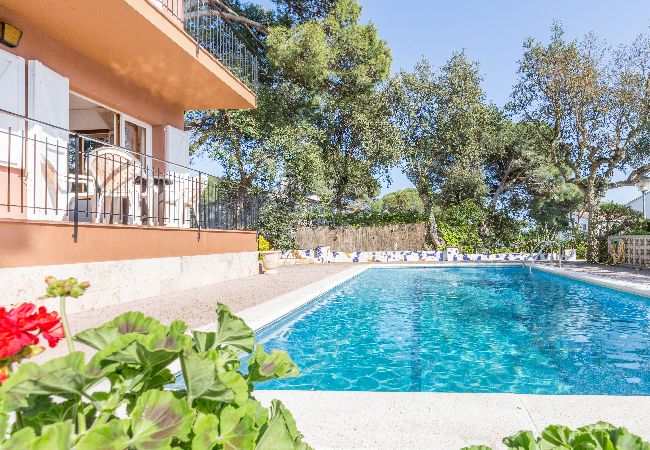 villa à Calella de Palafrugell - 1BENETPL - Maison divisée en 3 appartements totalement indépendants, qui disposent d'une piscine commune à seulement 1 km de la plage de Calella de Palafrugell